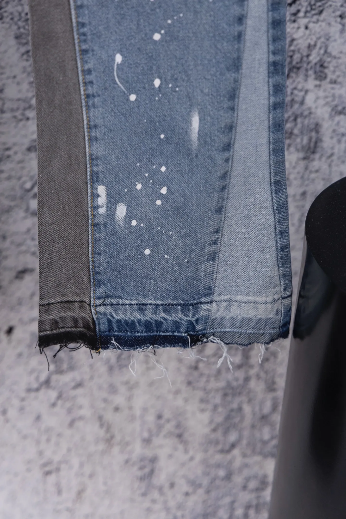 💰270 GALLERY DEPT.25ss new style splash-ink jeans, boot-cut trousers, denim + splash-ink, full of artistic sense! The trouser legs are spliced ​​with denim, creating a layered look, and the words "GALLERY DEPT." are super recognizable✨. High-density denim, wear-resistant and comfortable, perfect for daily wear or street style. Inspired by the classic elements of Helmut Lang, splashing ink is full of three-dimensionality. Pair it with simple tops or HL items to easily get a sense of avant-garde fashion! Gallery Dept. targets the global fashion pioneer group aged 18-35 and positions itself as a "high street art trendy brand". Cultural symbol output: Through endorsements from stars such as Virgil Abloh, Jennie, and Justin Bieber, the brand’s benchmark status in the hip-hop and fashion circles is strengthened. Size: 28-34 Color: Gray Blue